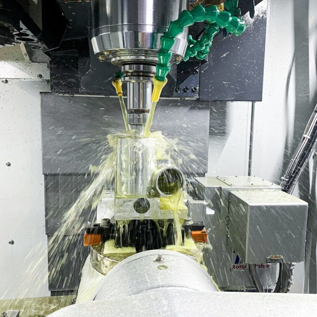 centro de mecanizado cnc de 5 ejes con spray refrigerante