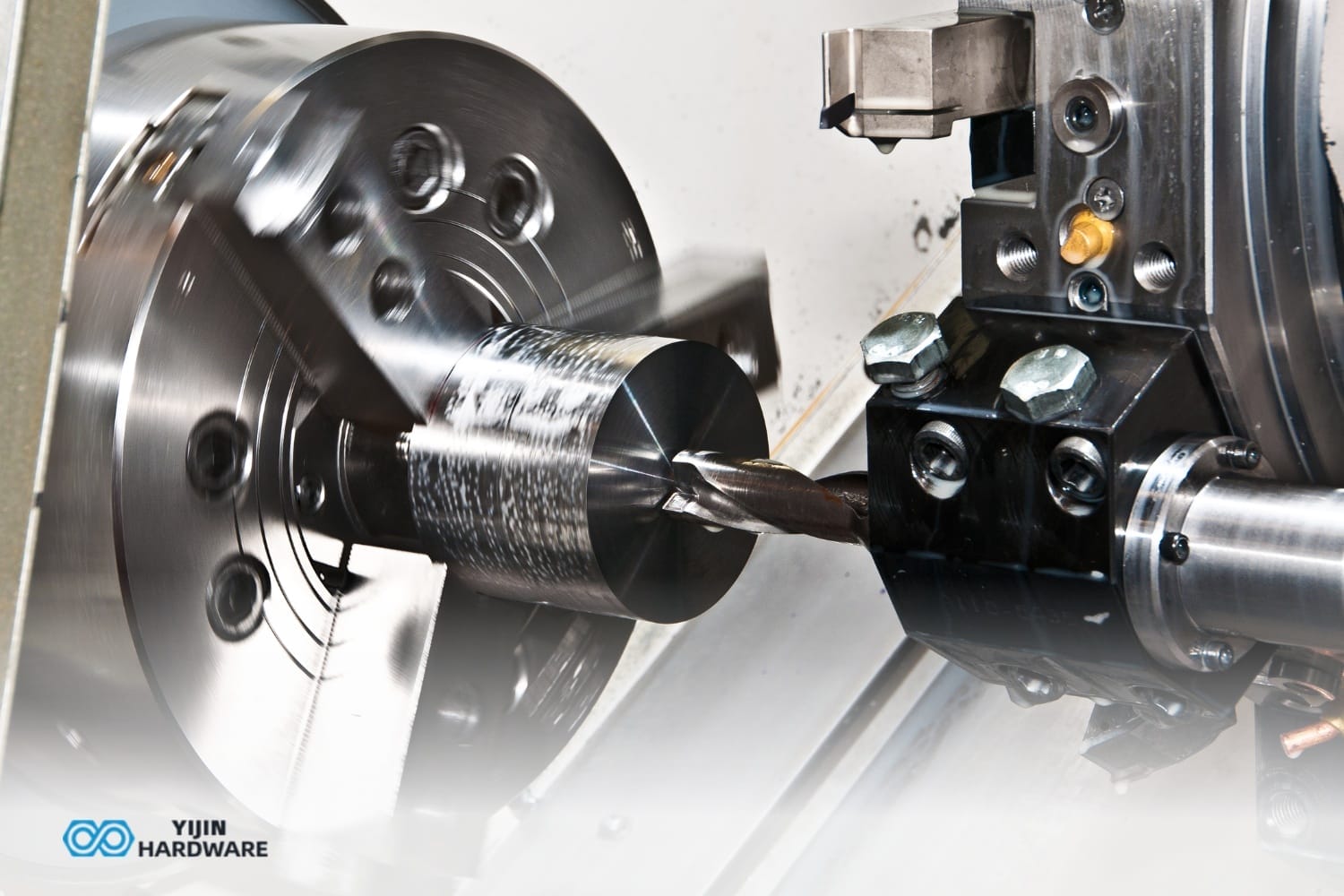 Le fraisage ou le tournage CNC est-il préférable pour les pièces cylindriques ?