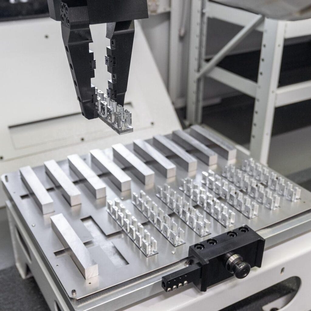 brazo robotizado clasificación de piezas mecanizadas cnc